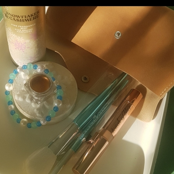 ❄ Cashmere Frost Makeup Gift Set 👁️ - Picture 2 of 9